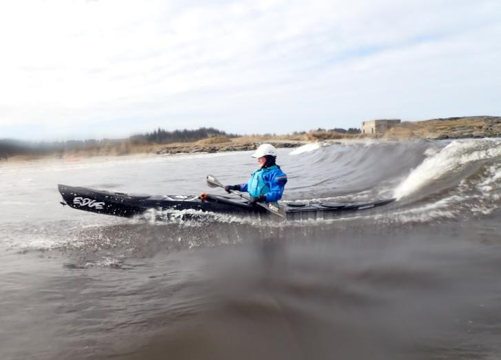 Anne Marie surfing her black Edge Alnes